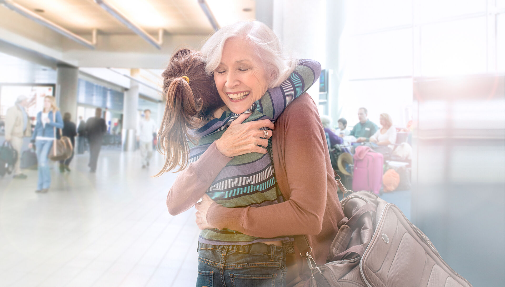 Oma umarmt Enkelin Flughafen