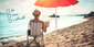 Ein Mann sitzt in einem Sonnenstuhl am Strand und ließt ein Buch