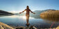 Junge fröhliche Frau am See in der Natur