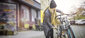 Frau schließt ihr Fahrrad an