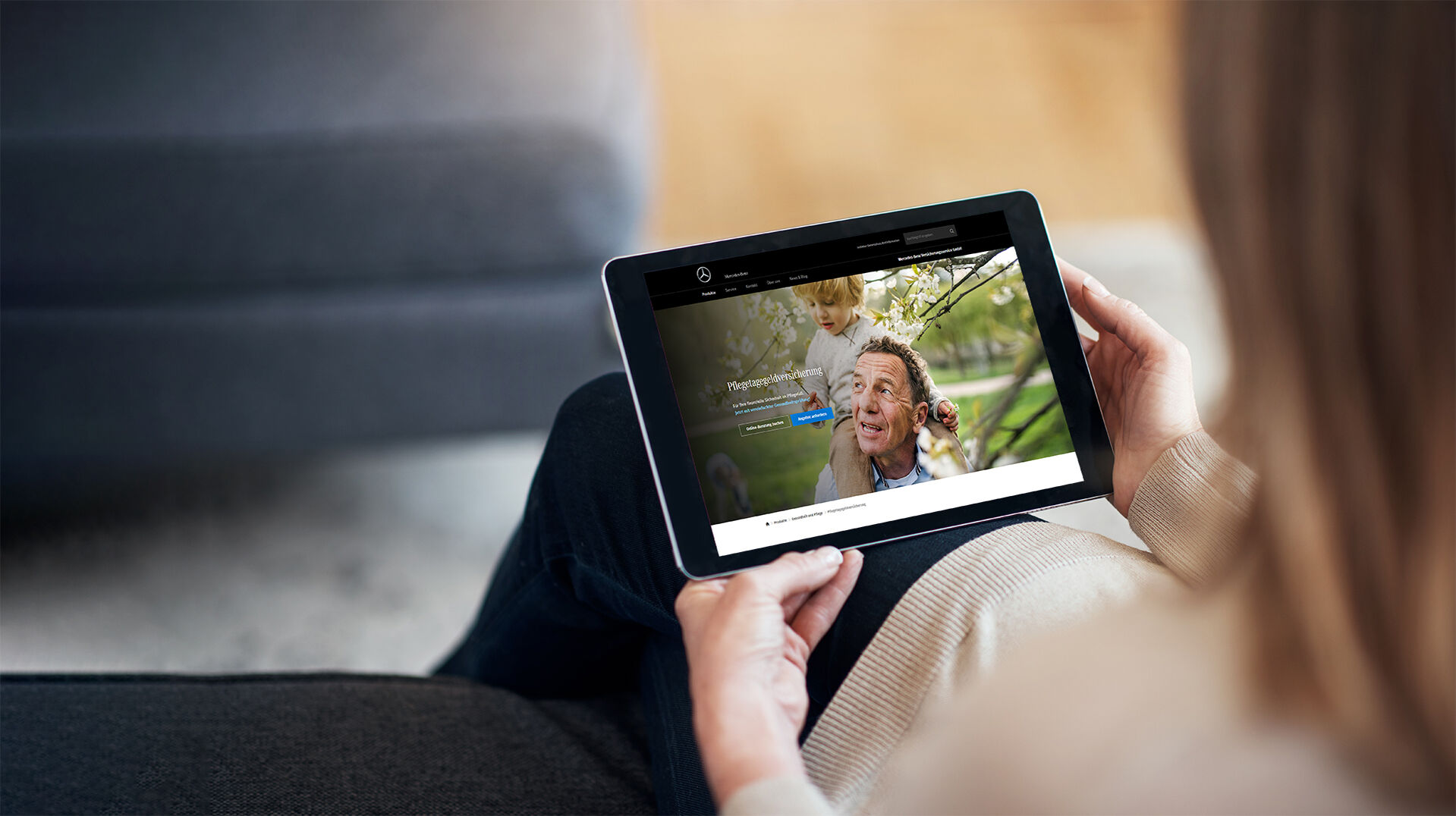 Eine Person schaut auf ein Tablet