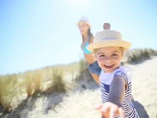Kind mit Eltern am Strand