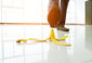 Männerfuß Fußboden Bananenschale
