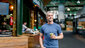 Gesunder Mann mit Smoothie