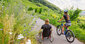 Rollstuhlfahrer mit Fahrradfahrerin.