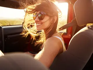 Frau im Ausland im Geländewagen