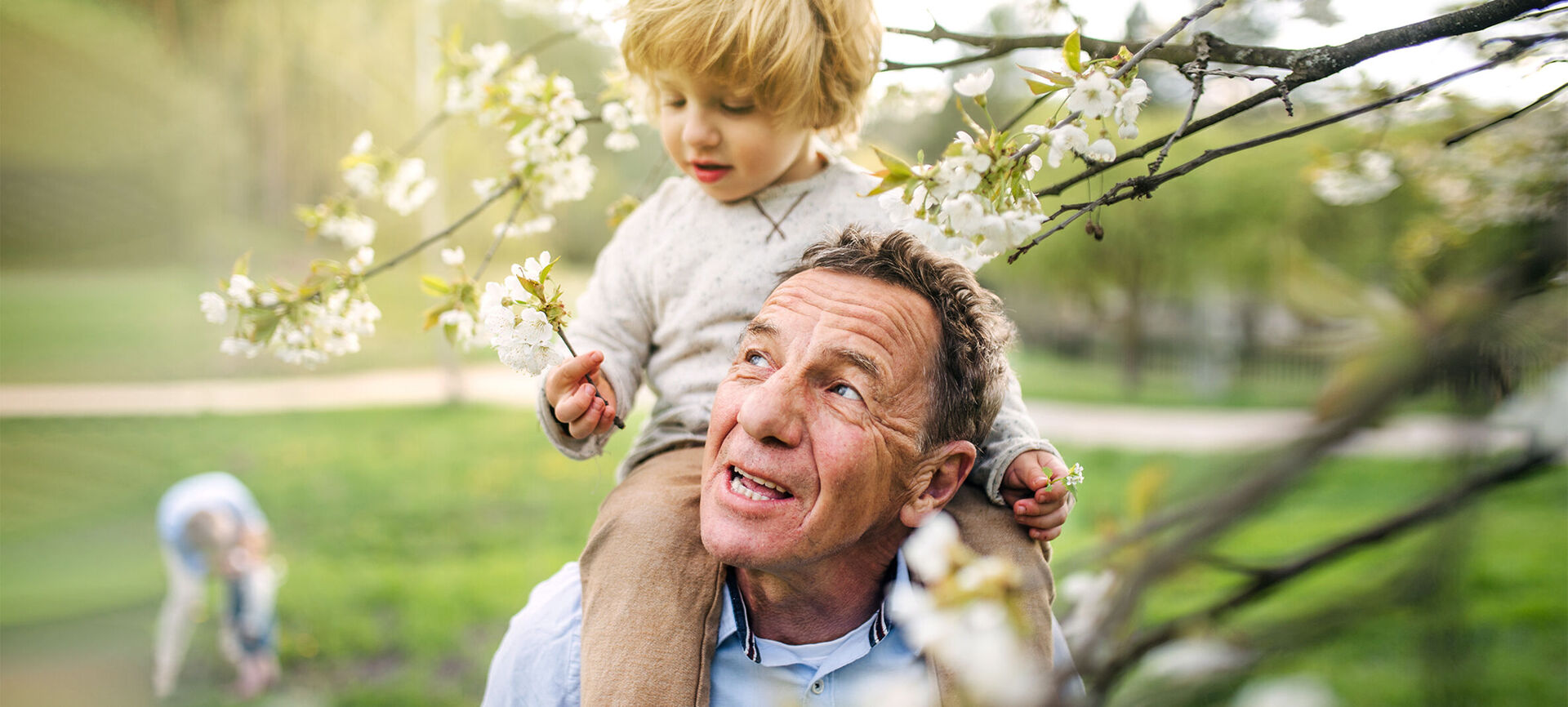 Großvater mit Enkel im Freien im Frühling