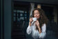 Junge Frau genießt ihren Cappuccino