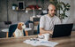 En junger Mann arbeitet im Homeoffice