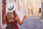 Touristin im Sommerurlaub mit Karte