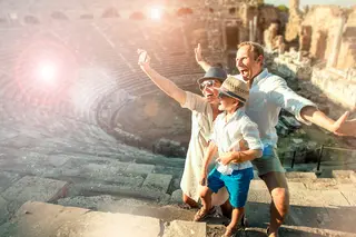 Familie mit Kind in antikem Theater