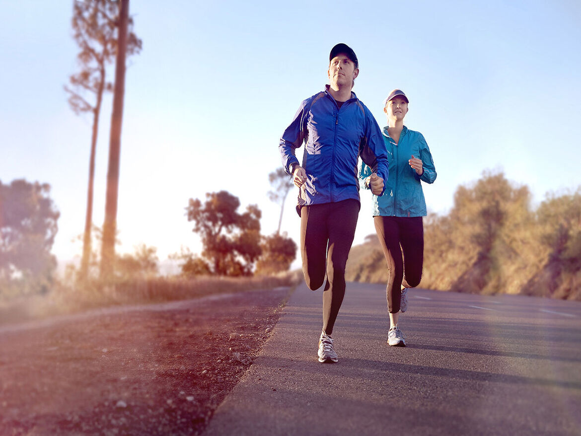 Mann Frau joggen Strasse