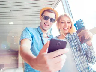 Paar Selfie Flughafen Tickets