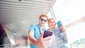 Paar Selfie Flughafen Tickets