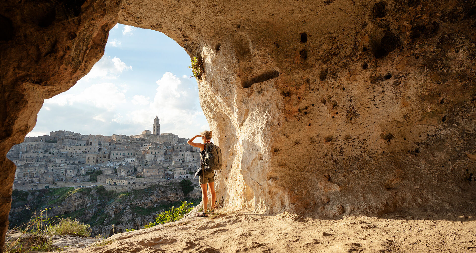 Frau schaut der Höhle von Matera, Basilikata, Italien