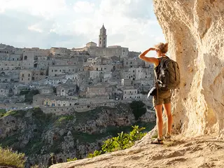 Frau schaut der Höhle von Matera, Basilikata, Italien