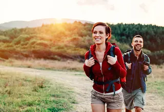 Paar wandert mit Rucksack in der Natur