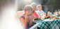 Mädchen Maiskolben Familie Barbeque