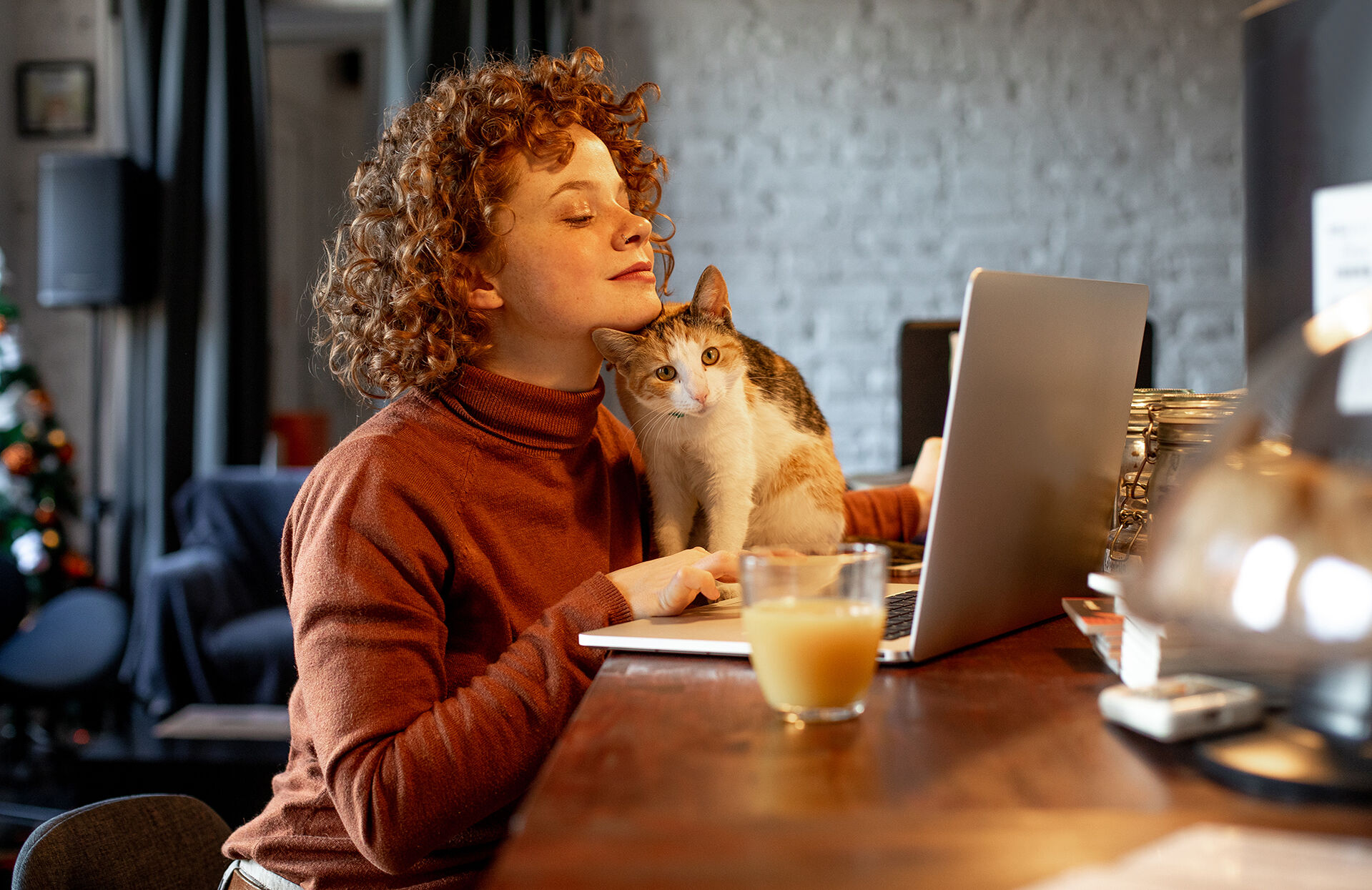 Junge Frau mit Katze und Laptop