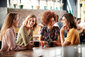 Vier Freundinnen treffen sich im Café