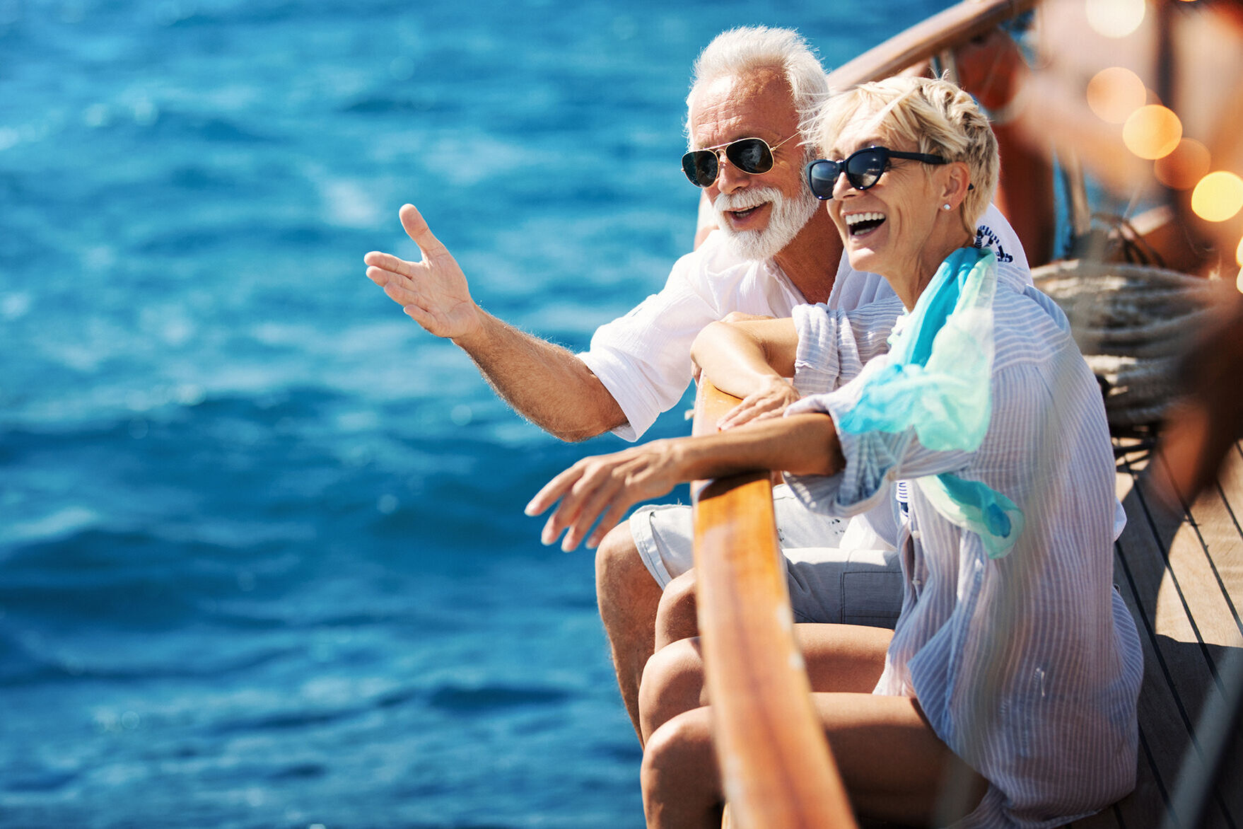Älteres Paar auf einem Segelboot Kreuzfahrt
