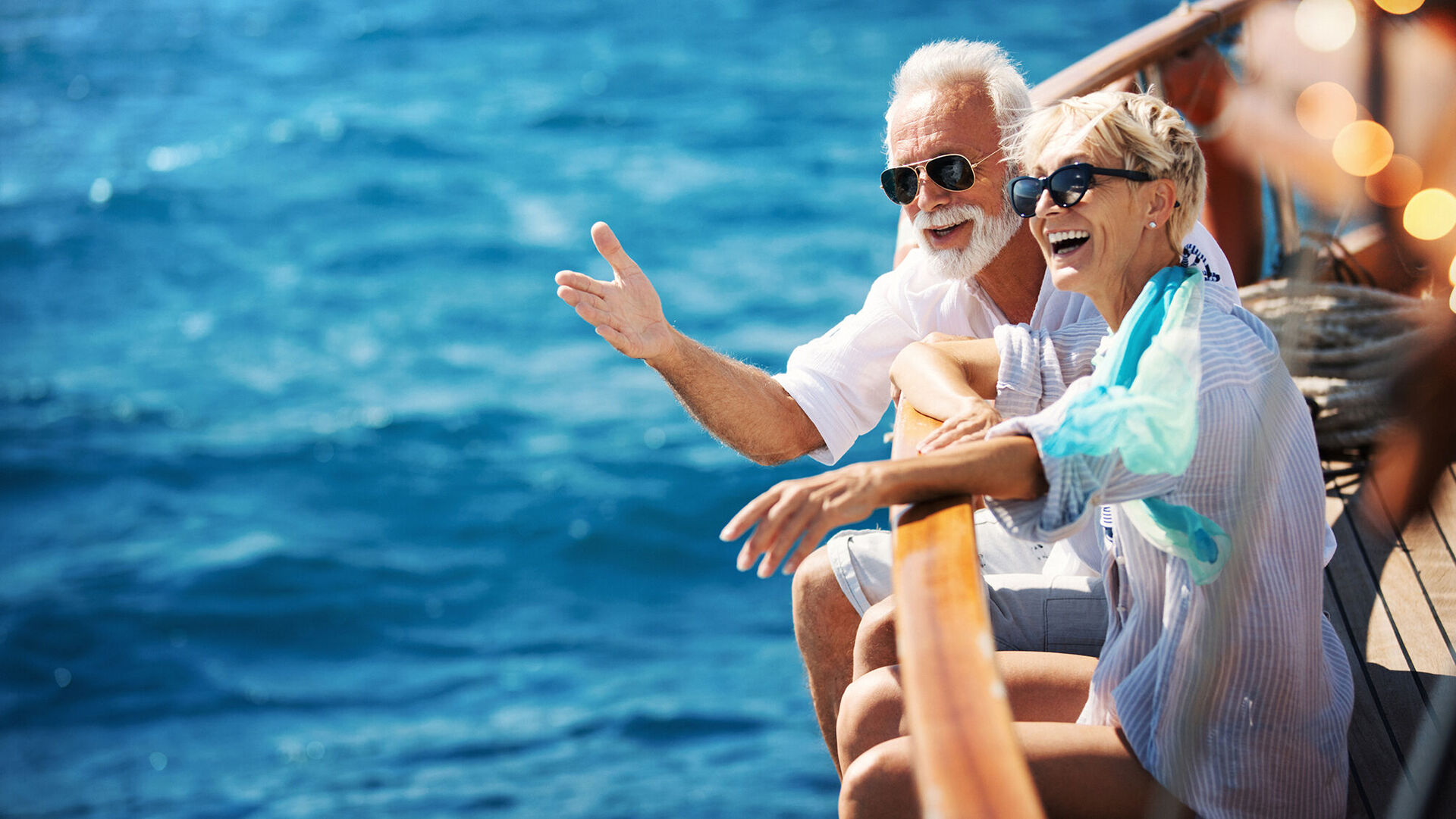 Älteres Paar auf einem Segelboot Kreuzfahrt