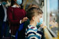 Jungen mit Corona-Maske im Bus